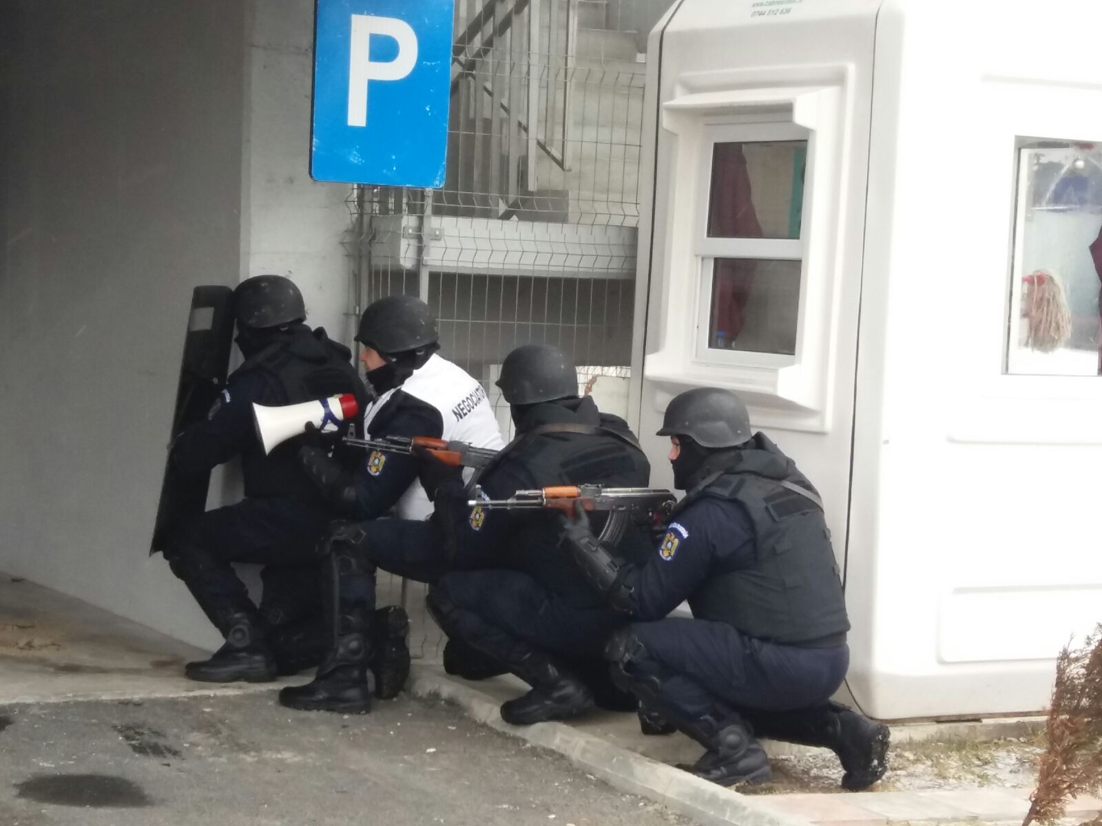 VIDEO. Mamaia. Vehicul de transport muniție, prins în ambuscadă. Zeci de jandarmi și polițiști intervin în forță