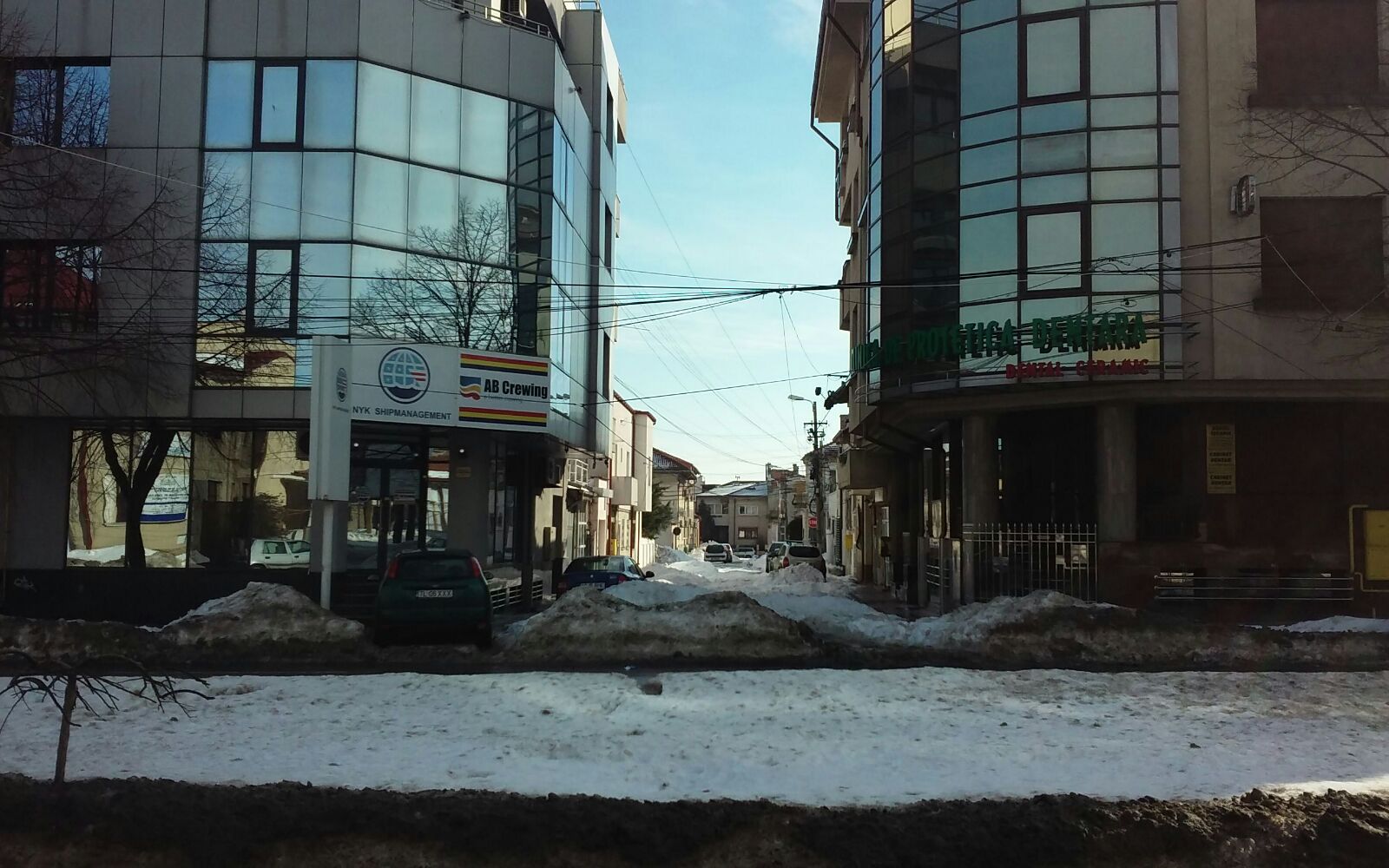 FOTO. Cum arată Constanța după deszăpezire. Munți de zăpadă murdară și bălți ca după potop