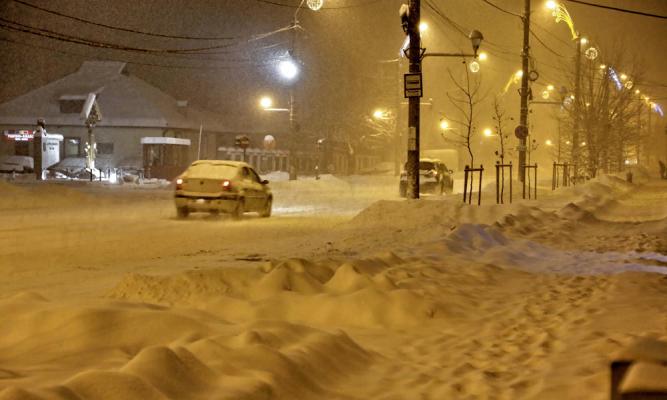 TULCEA. O mașină a rămas BLOCATĂ în nămeți