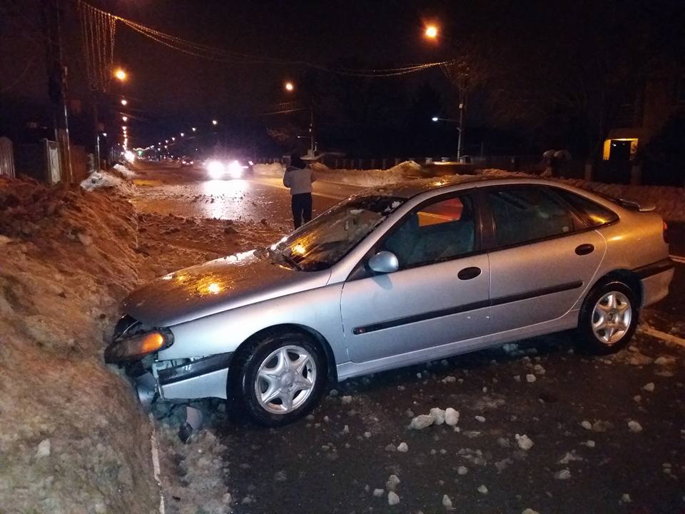 FOTO. Valu lui Traian. Mașină distrusă din cauza zăpezii aruncate pe șosea