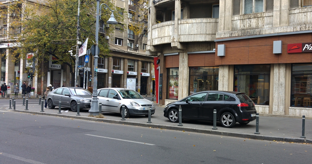 De mâine, PARCAREA mașinilor pe trotuare va fi posibilă DOAR în spațiile special amenajate