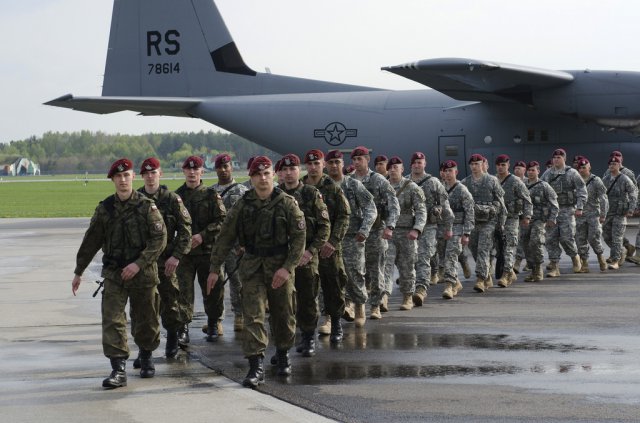 Mobilizare NATO la graniţele Rusiei