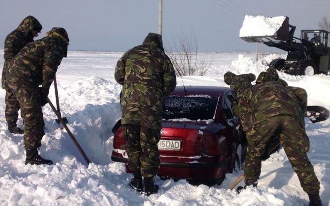 Militarii continuă deszăpezirile în București și Tulcea