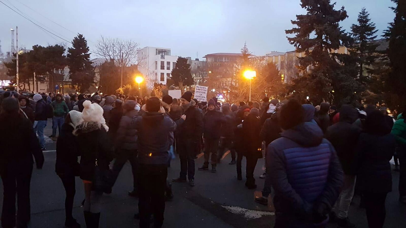 UPDATE – FOTO/CONSTANȚA – Protest de amploare în fața Prefecturii împotriva ordonanțelor de grațiere și amnistie