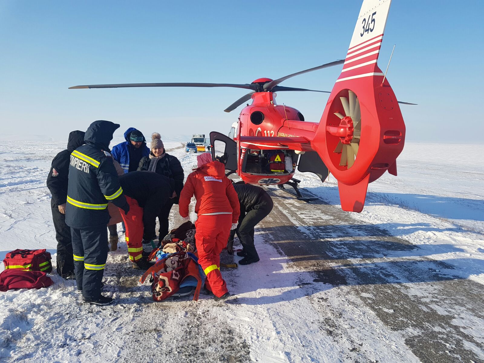 FOTO. Cogealac. Un pacient care a suferit un atac cerebral, preluat cu elicopterul SMURD