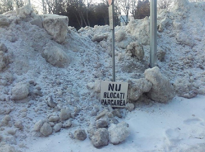 CONSTANȚA: Atenție, șoferi! Sunt amendați cei care parchează mașinile pe prima bandă de circulație