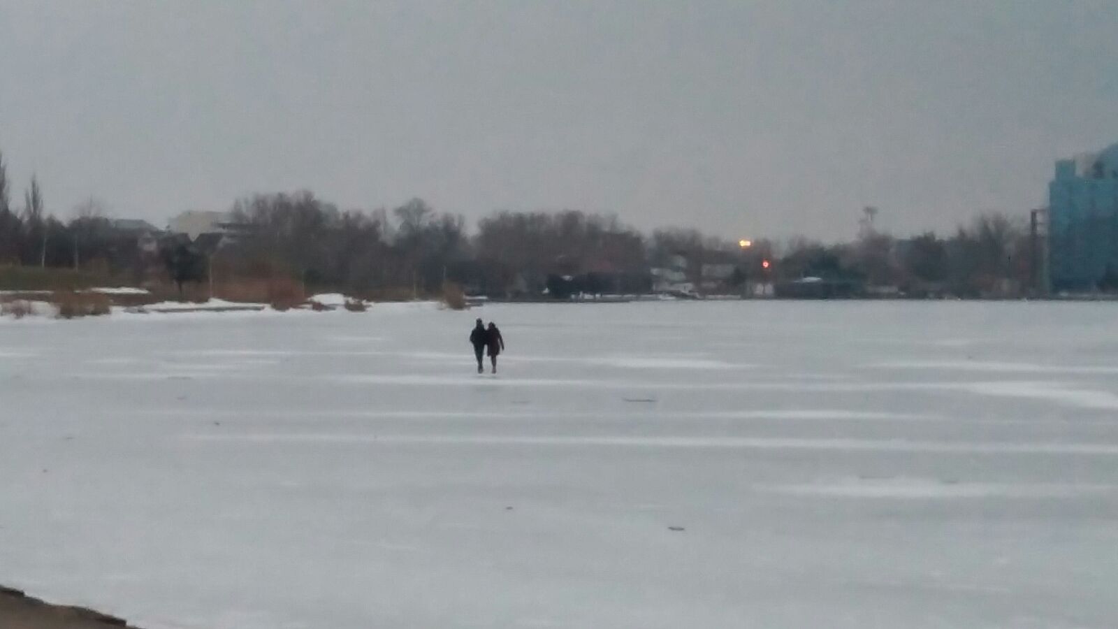 FOTO/VIDEO – Distracție periculoasă! Patinoar improvizat pe lacul Tăbăcărie