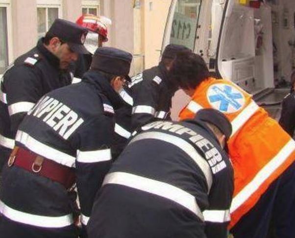 CONSTANȚA: Bărbat supraponderal, ajutat de pompieri să ajungă la ambulanță