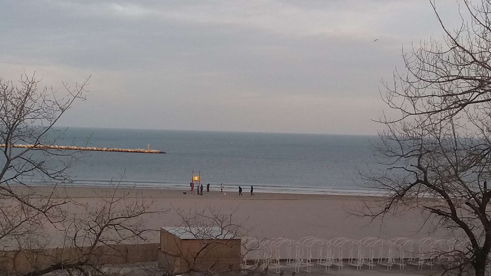MAMAIA. Constănțenii au ieșit la plimbare, pe plajă