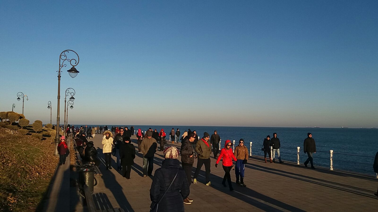 FOTO. Vremea însorită a animat faleza Cazinoului din Constanța