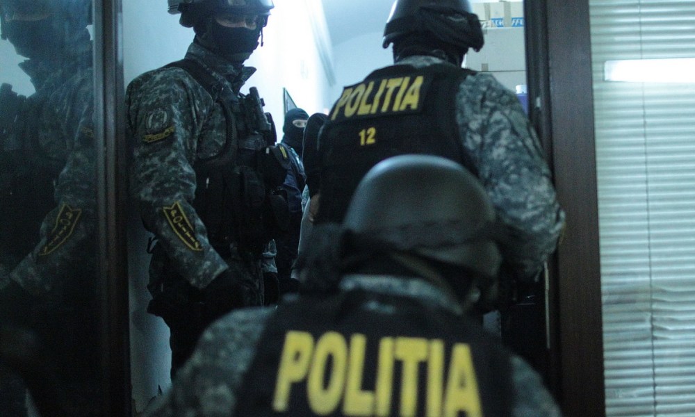 PRAHOVA. Percheziții la suspecți de contrabandă cu țigări