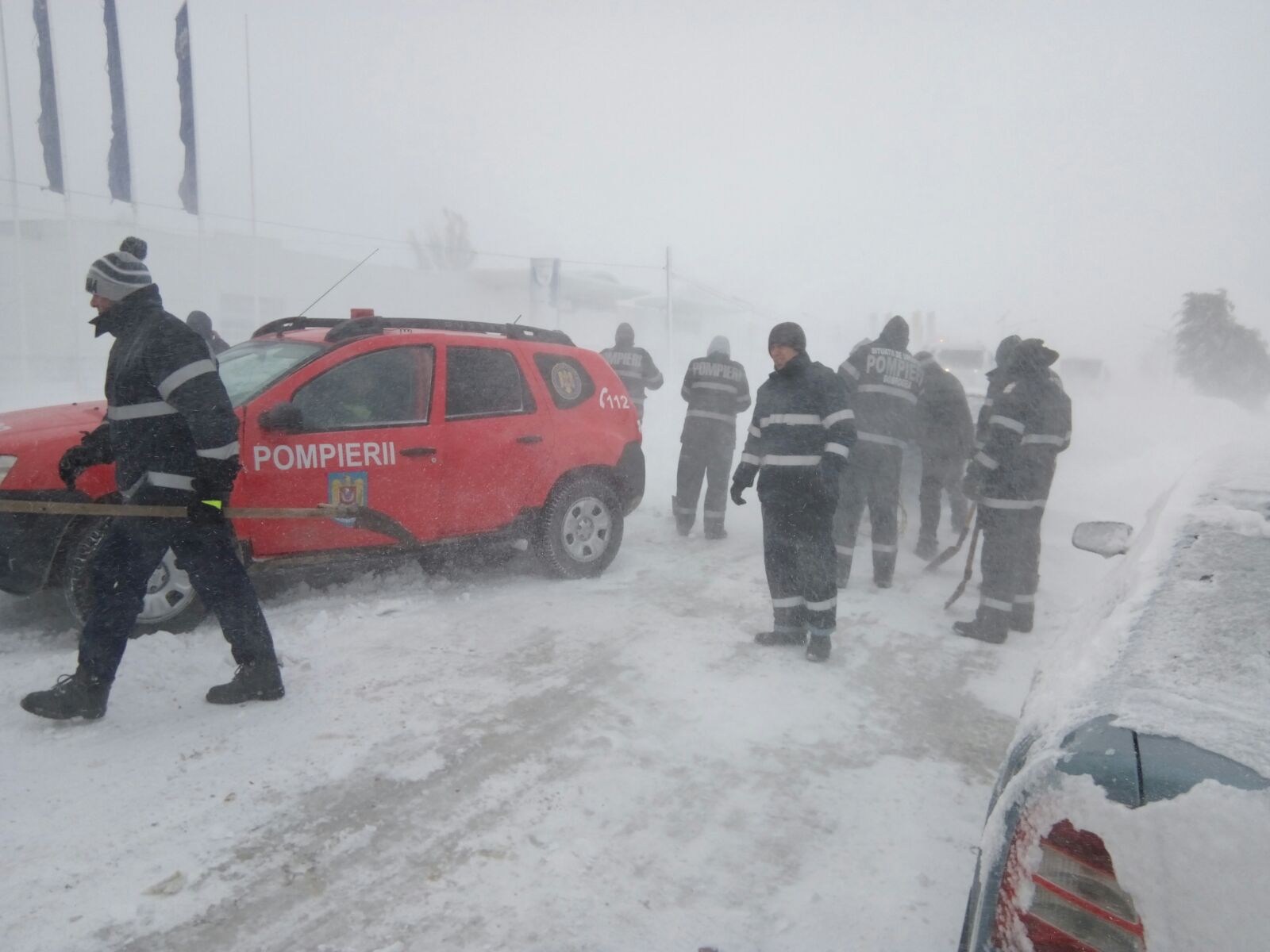 Județul Constanța: Mai multe persoane au fost salvate din nămeți