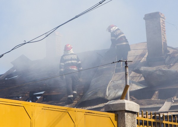 TULCEA: Intervenție a pompierilor. O casă a luat foc