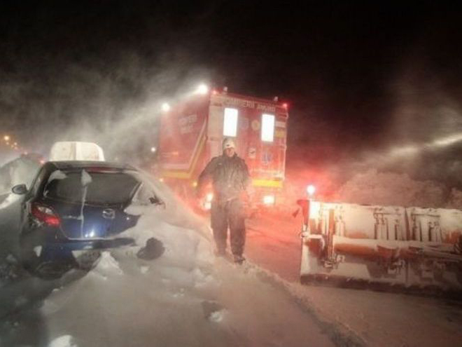 Judeţul CONSTANŢA: Şoferii nu au ascultat de autorităţi. 230 de autovehicule blocate în viscol