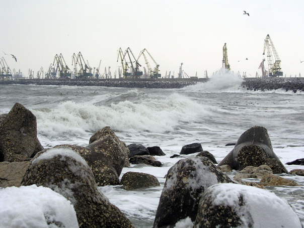 Cum se desfășoară traficul maritim în porturile Constanța și Midia