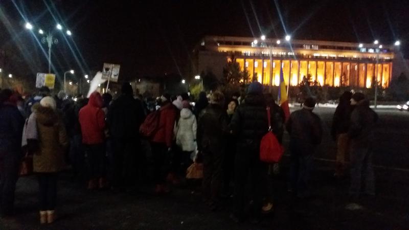 UPDATE – PROTESTE în fața Guvernului. Mii de oameni protestează în fața Palatului Victoria