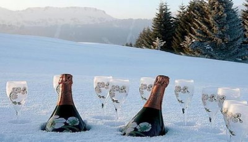 REVELION 2017: Zece mii de români au cheltuit 6 milioane de euro în străinătate