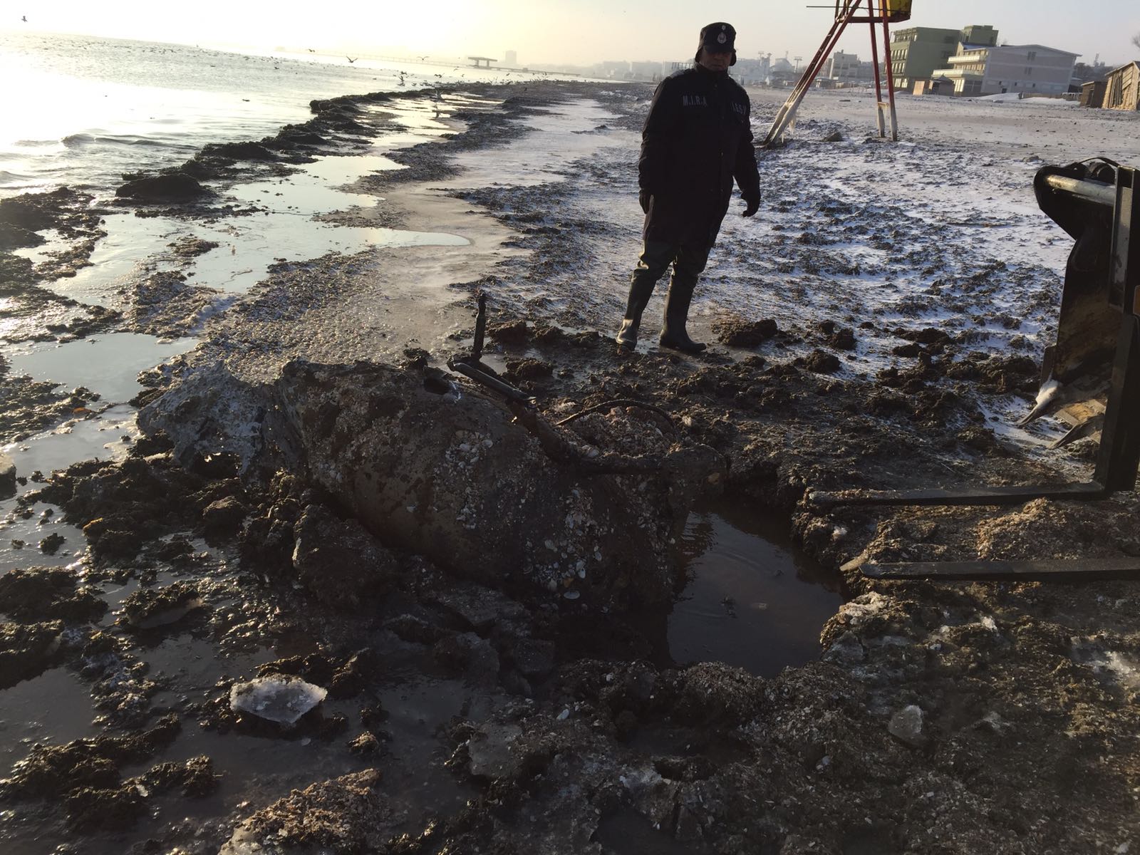 UPDATE/FOTO. Rezervorul de avion găsit la Mamaia a fost recuperat din mare