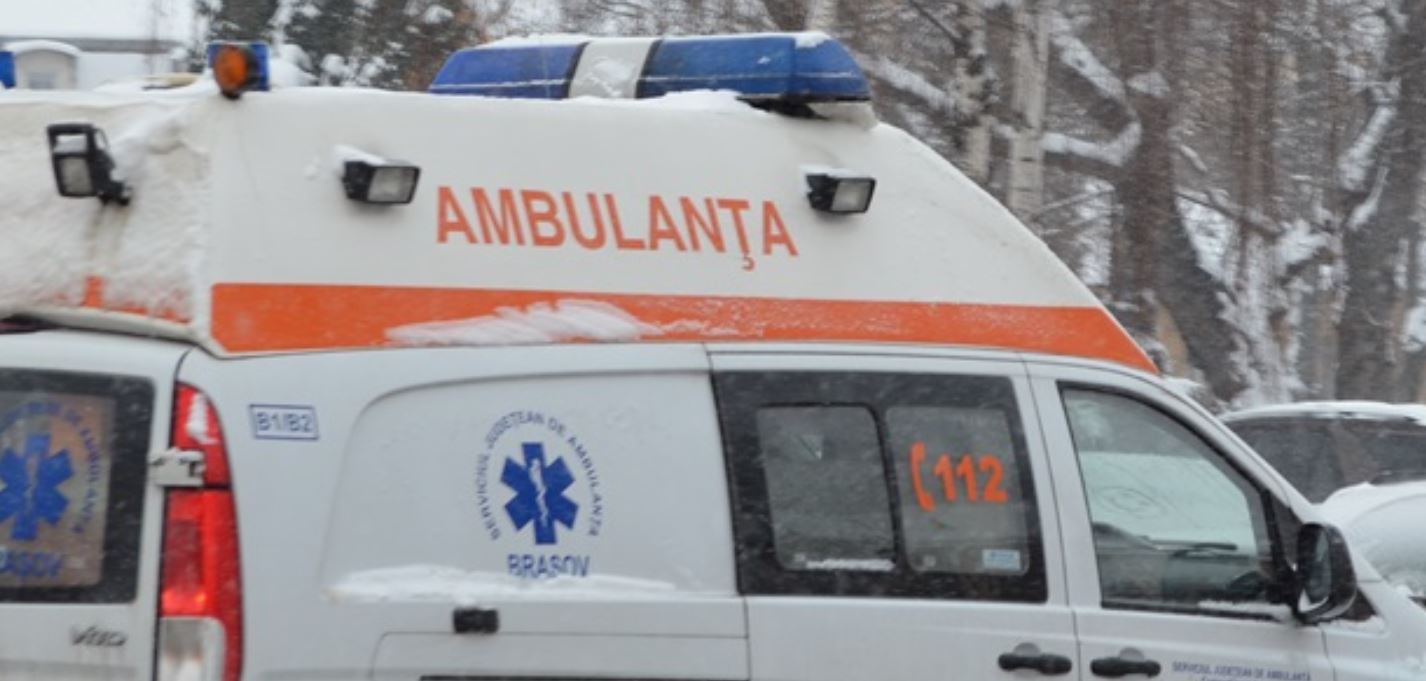 TULCEA: Ambulanţă care transporta o gravidă, scoasă din zăpadă de jandarmi