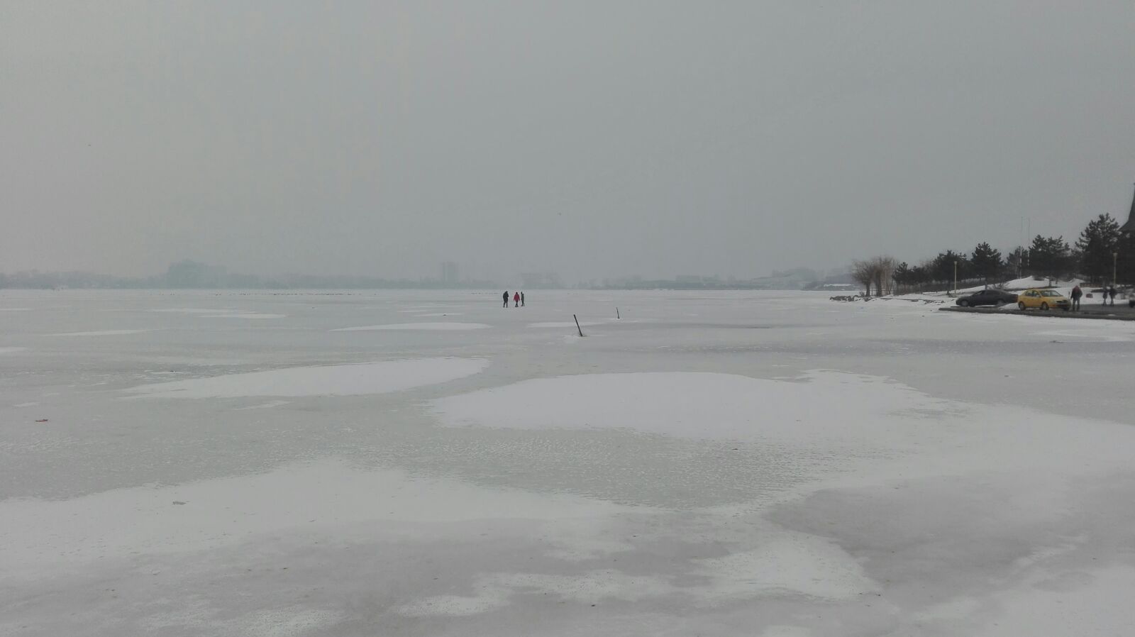 VIDEO/FOTO – Teribilism pe Lacul Tăbăcărie. Mai mulți tineri și-au riscat viața pentru un selfie