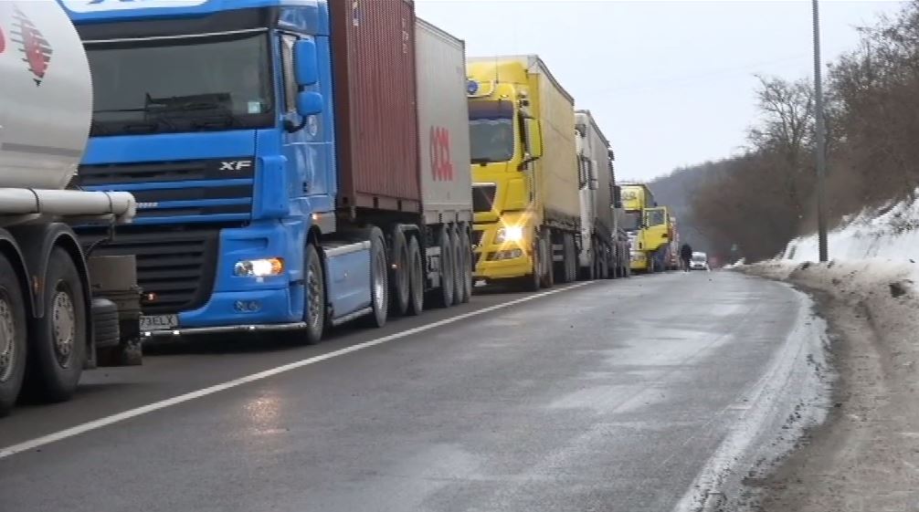 FOTO: Peste 180 de TIR-uri au rămas blocate în CERNAVODĂ