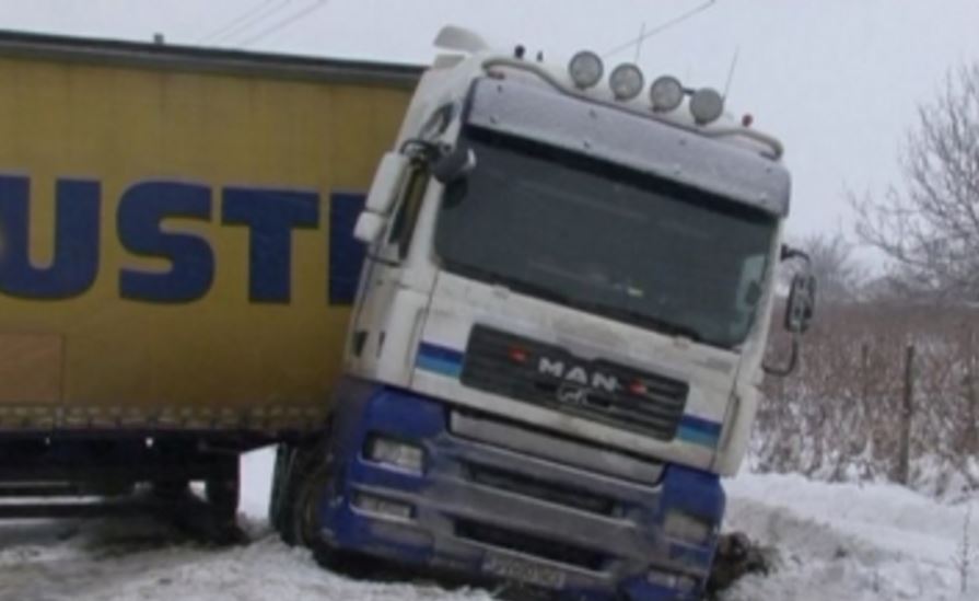 Trafic blocat pe Autostrada Soarelui după ce două TIR-uri au derapat