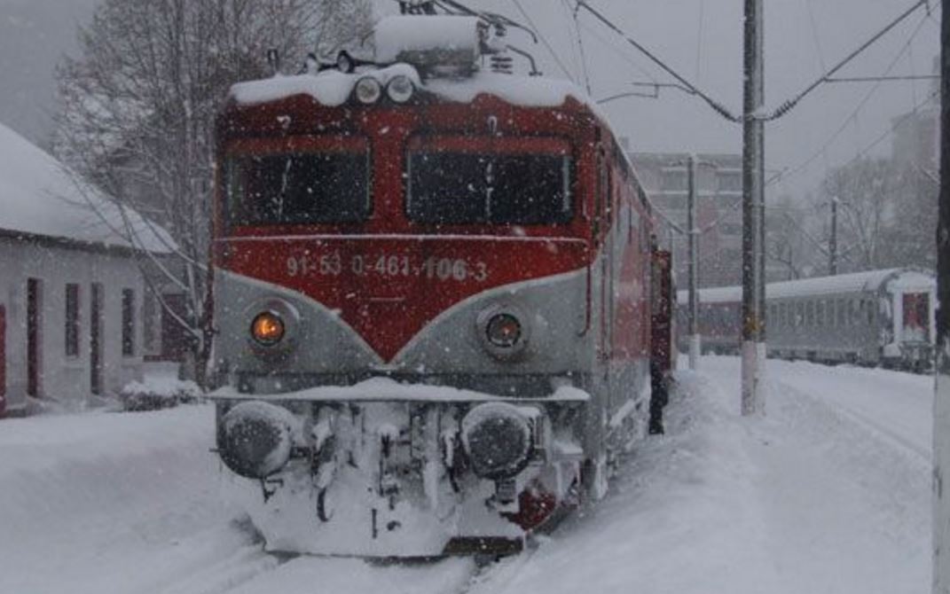 CFR: Trenurile ar putea rămâne „înţepenite“ pe şine, la iarnă