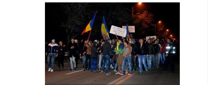 TULCEA – Circa 30 de protestatari în Piața Tricolorului