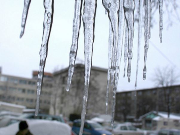CONSTANȚA: Cei care nu îndepărtează ţurţurii de la streşinile imobilelor riscă amenzi usturătoare