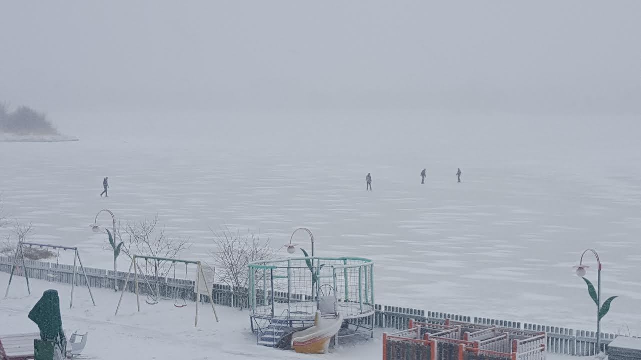 VIDEO/FOTO – CONSTANȚA: Teribilism pe apa înghețată a lacului TĂBĂCĂRIE