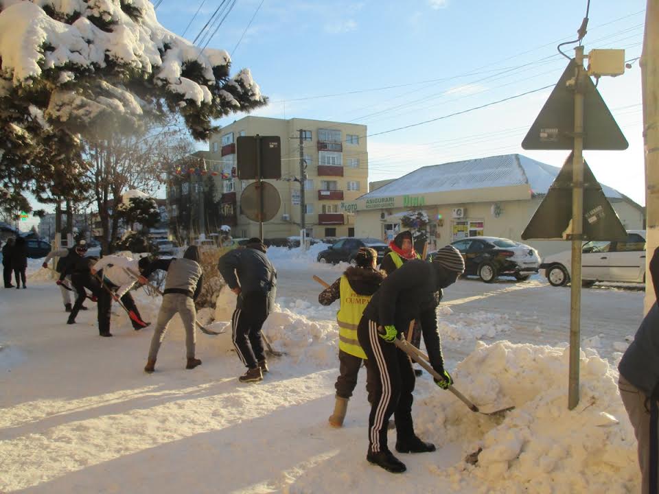 FOTO: CUMPĂNA – Deszăpezire cu ajutorul voluntarilor