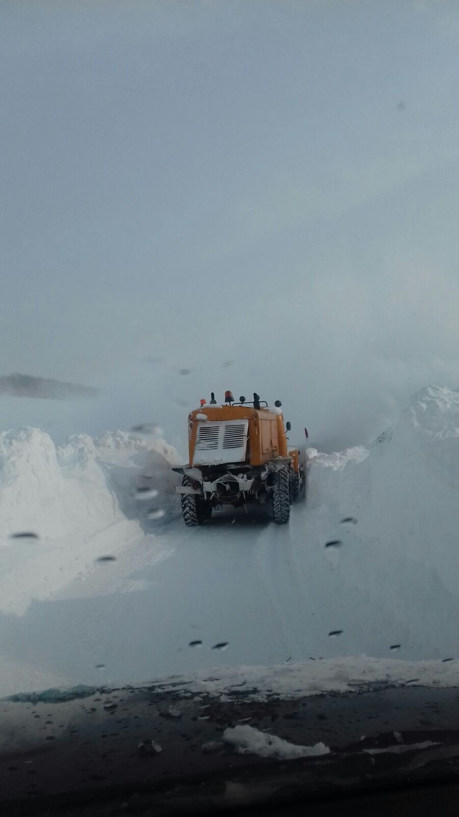 Opt utilaje de deszăpezire din alte judeţe ajung la Constanţa