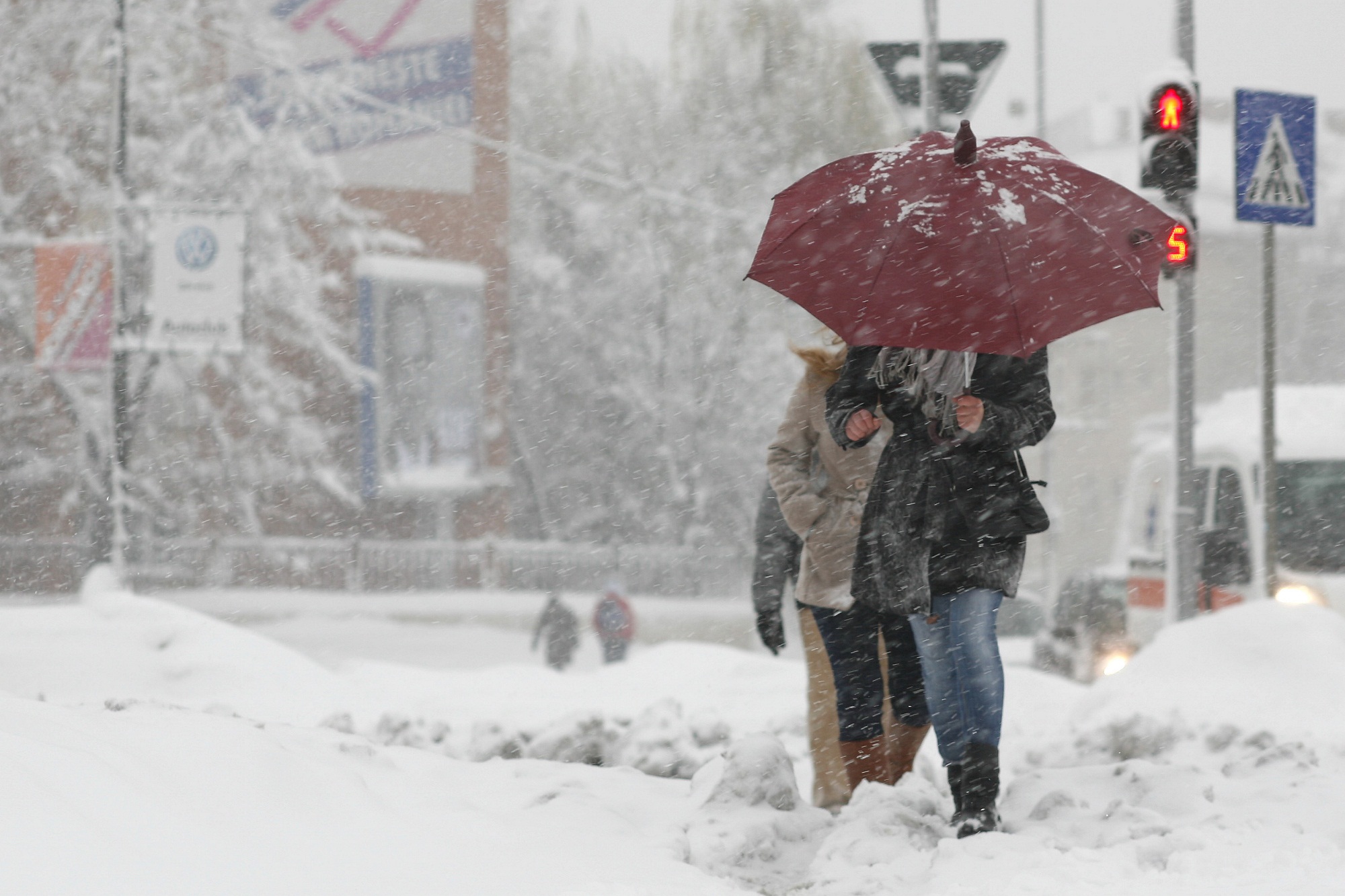 Cod galben de precipitații mixte și polei, în 33 de județe. Informare meteo de viscol în toată țară