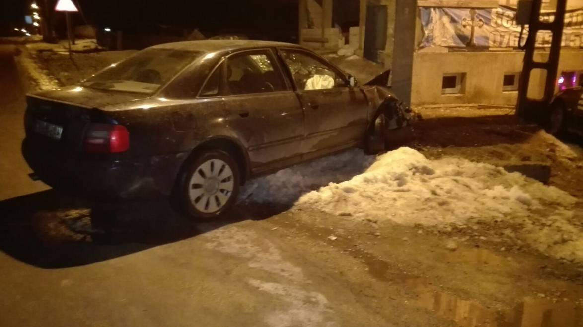 FOTO/Județul CONSTANȚA: Șofer rănit după ce a intrat cu mașina într-un stâlp