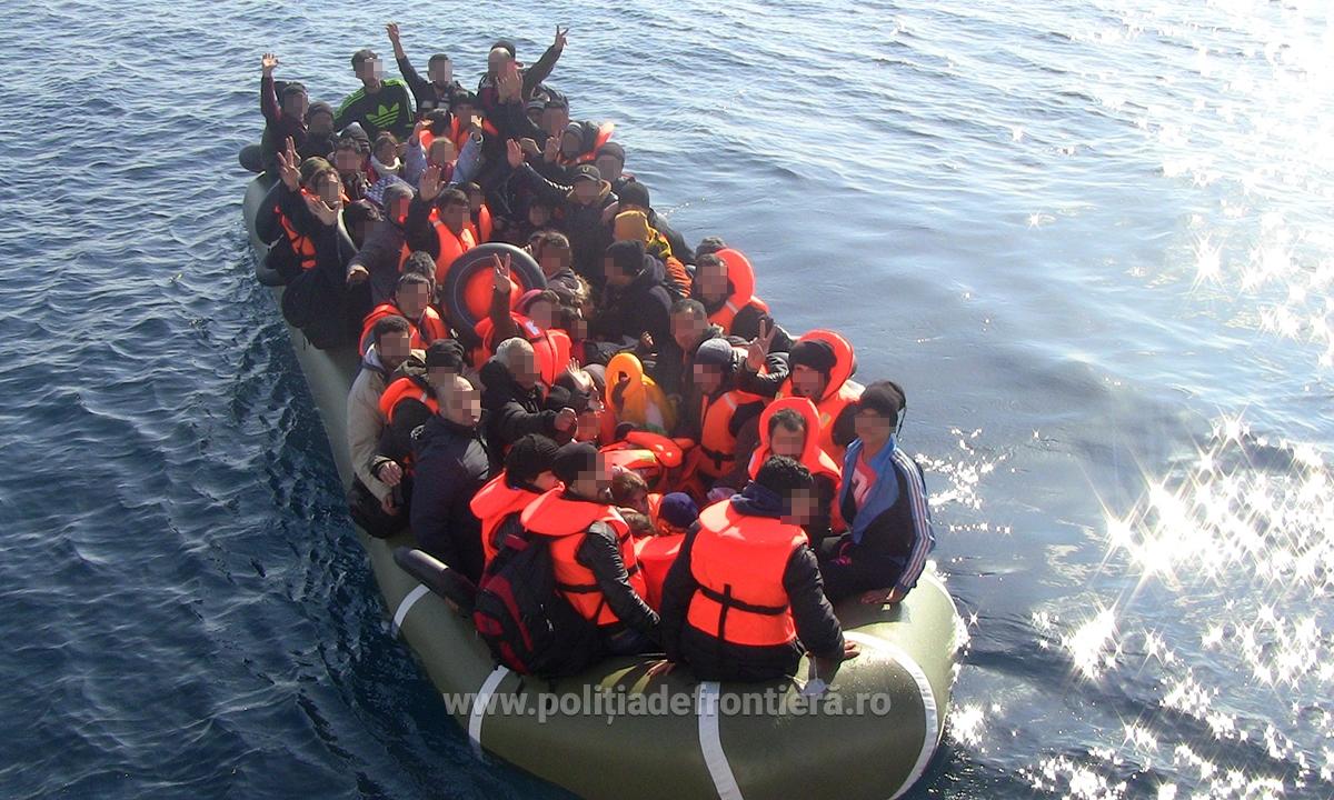 FOTO/VIDEO – 79 de transfugi, dintre care 27 de copii, salvați de la înec din Marea Egee de polițiștii de frontieră români