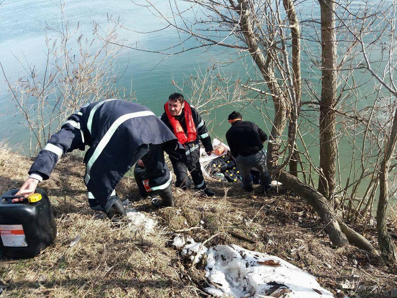 CĂLĂRAȘI/FOTO: Intervenție pe Dunăre pentru aprovizionarea unei nave