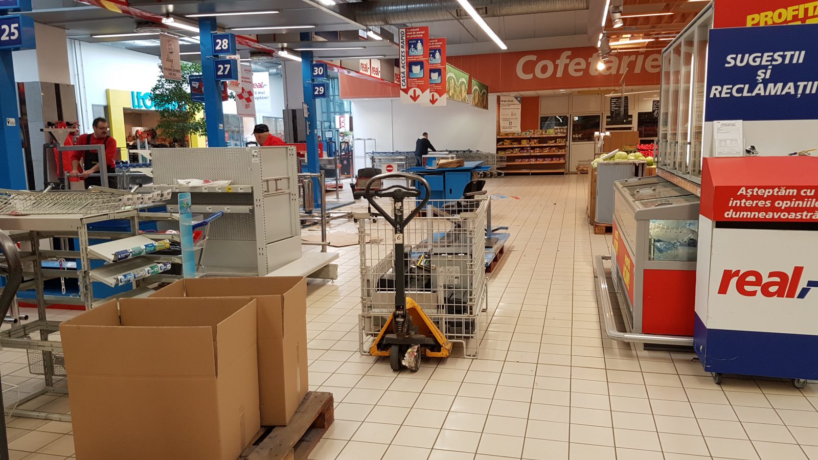 FOTO: Rafturi GOALE în magazinul REAL din Constanța