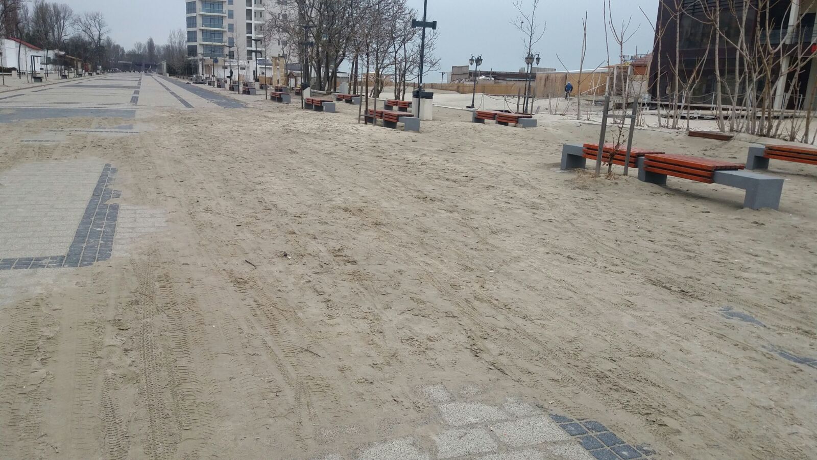 FOTOREPORTAJ/ Început de primăvară: Faleza din MAMAIA, înghițită de nisip