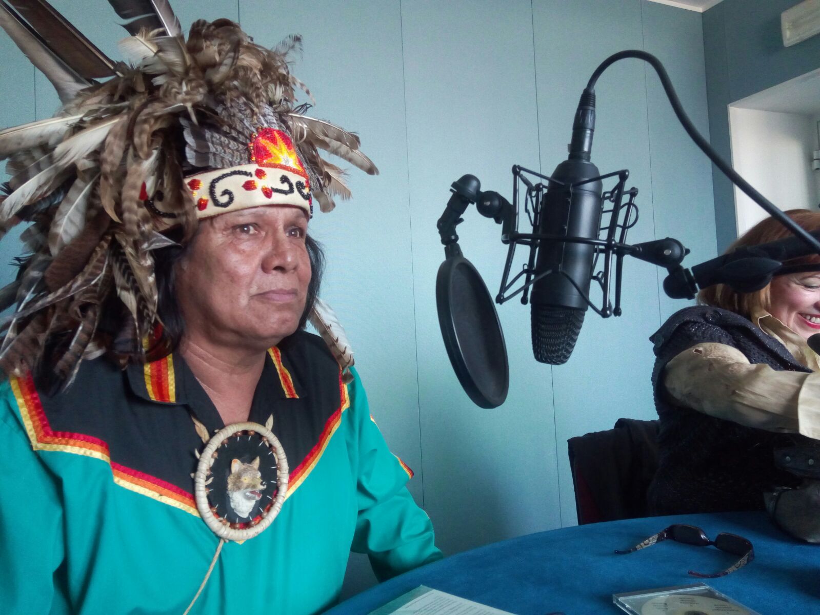 FOTO: Un amerindian din neamul mohawk vrea să cunoască România. Mesajul lui, transmis la Radio Constanța