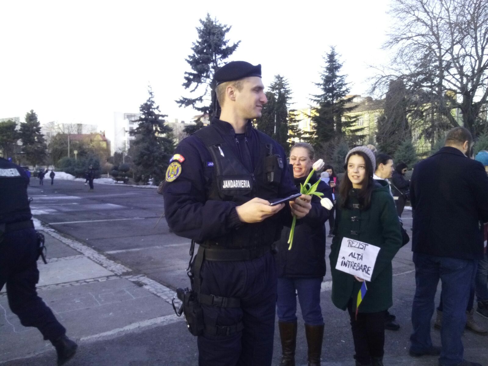 Foto/CONSTANŢA: Imagini emoţionante. JANDARMII și COPIII