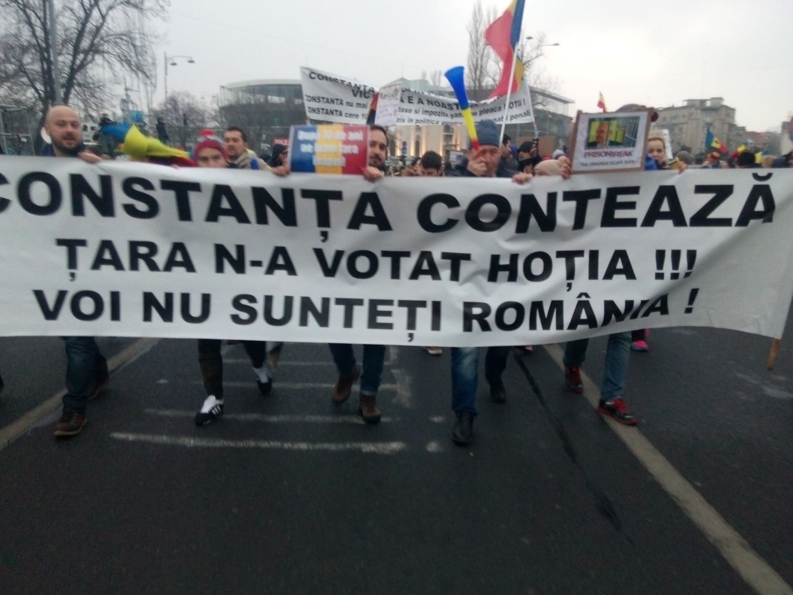 UPDATE – VIDEO/FOTO: CONSTANȚA continuă să protesteze. Aproape 10.000 de oameni în stradă