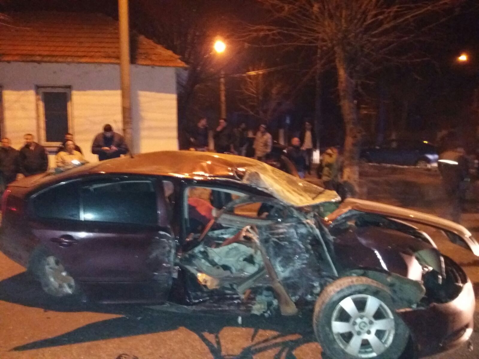 UPDATE/Foto EXCLUSIV – EFORIE. O maşină s-a izbit violent de un copac: Două persoane, încarcerate