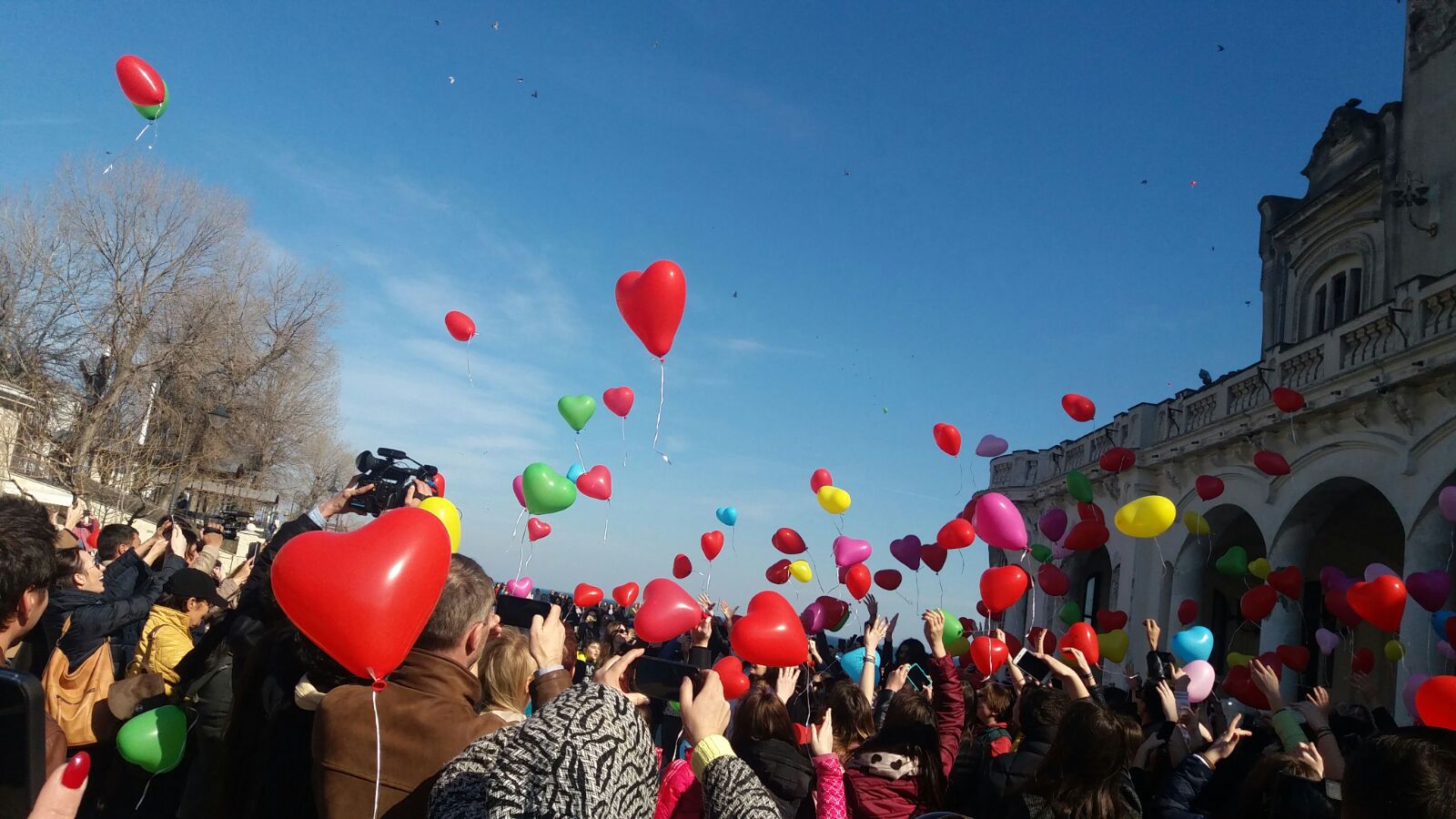 Foto/CONSTANȚA: 400 de baloane în formă de INIMĂ au fost lansate de pe faleza Cazinoului