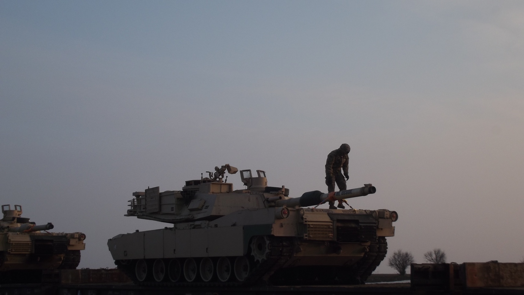 VIDEO/FOTO Zeci de tancuri și vehicule militare americane ajung la Mihail Kogălniceanu. Când va avea loc adevărata desfășurare de forțe