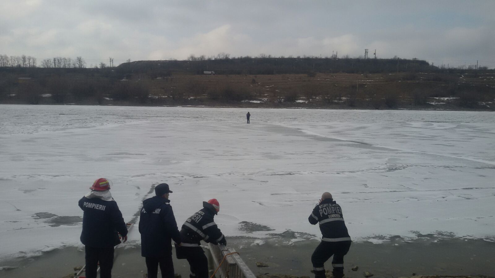 FOTO/CERNAVODĂ: Persoană salvată de pe gheață, din mijlocul canalului
