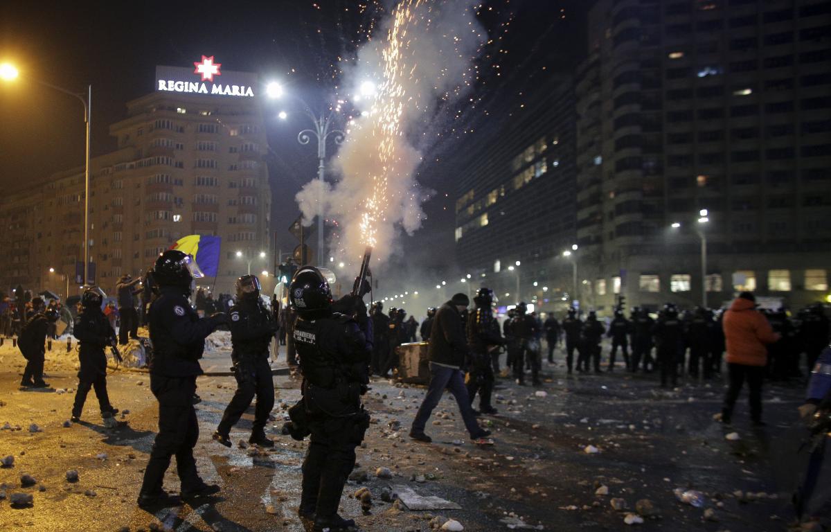 Violenţe în Piața Victoriei. Patru persoane rănite au fost duse la Spitalul Floreasca