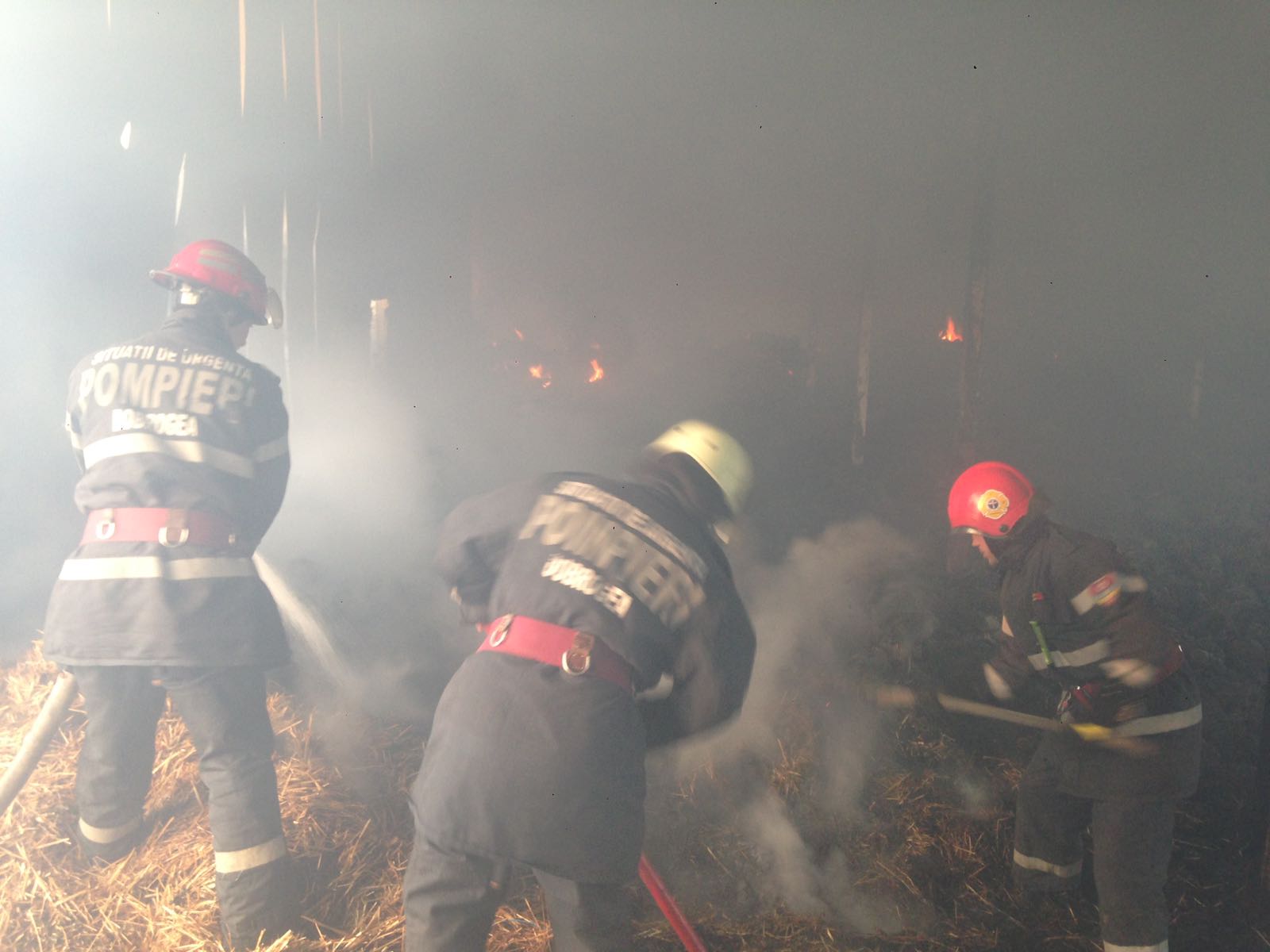 FOTO: După mai bine de 24 de ore, incendiul din POARTA ALBĂ nu a fost încă lichidat