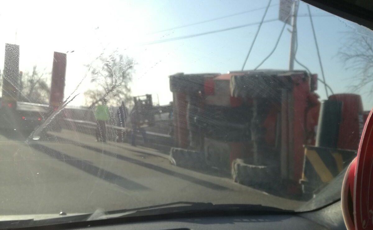 Utilaj răsturnat pe podul de la NĂVODARI