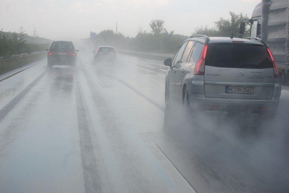 Plouă torențial pe Autostrada A2. Este pericol de ACVAPLANARE