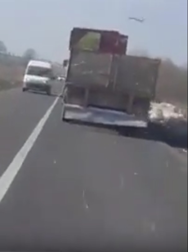 VIDEO/NĂVODARI. După ceață, ploi și ninsori, a apărut un nou pericol pentru șoferi: așchiile zburătoare!
